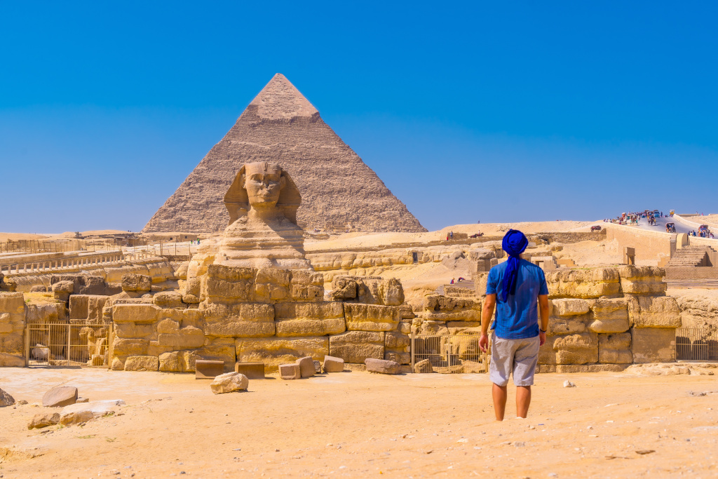 Из Волгограда в Египет young-man-walking-towards-great-sphinx-giza.jpg